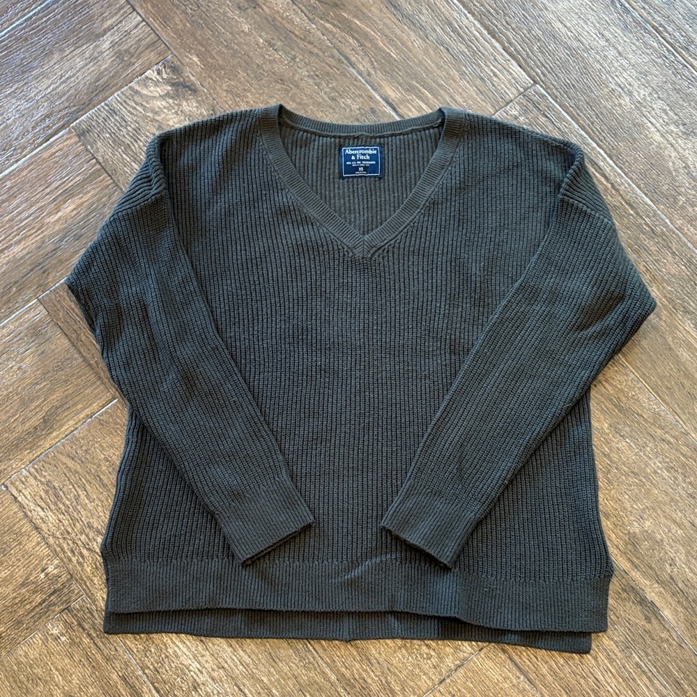 Abercrombie and Fitch V-Neck Sweater in Olive Green